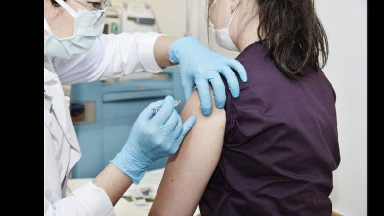 Cuarta ola: tras el descenso de casos, la vacunación también es menor