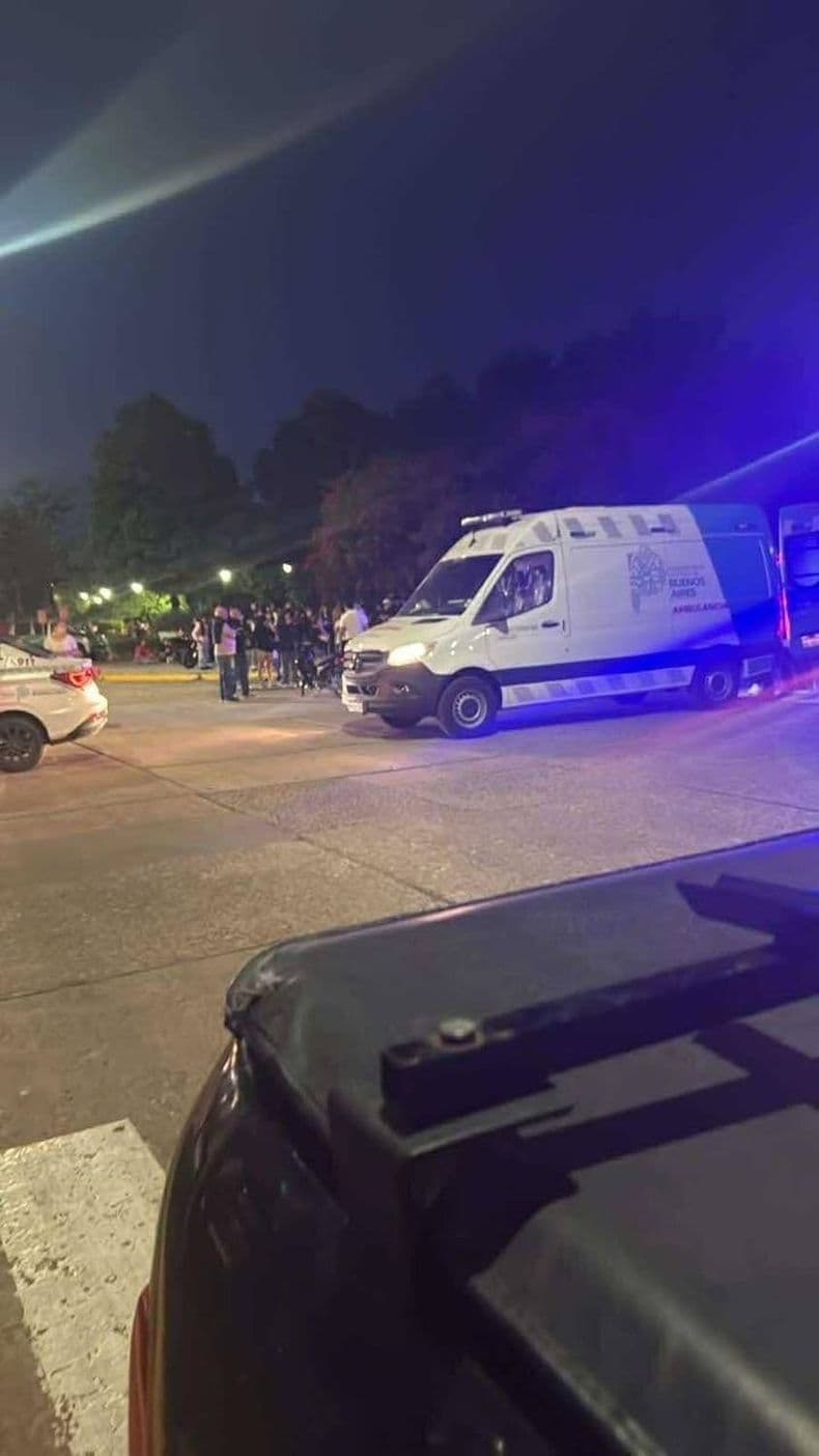 Confirmaron la detención de un motociclista que casi mató a una mujer al atropellarla haciendo willy en Colón