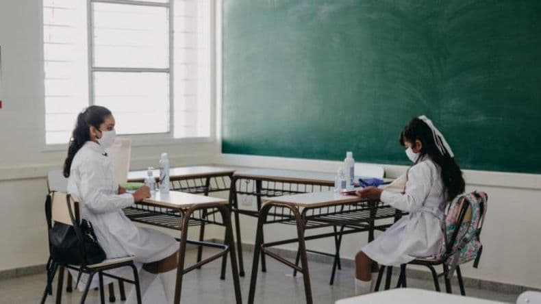 Aprobaron nuevos protocolos sobre el uso del barbijo y el aislamiento en las escuelas