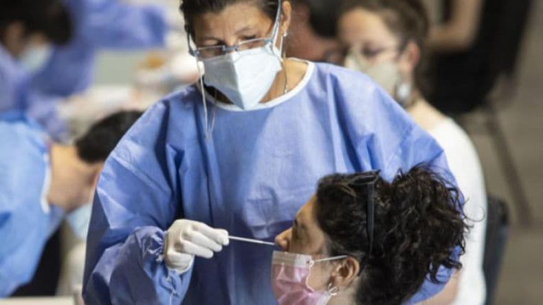 Coronavirus: febrero cierra con la tercera ola de contagios en retirada