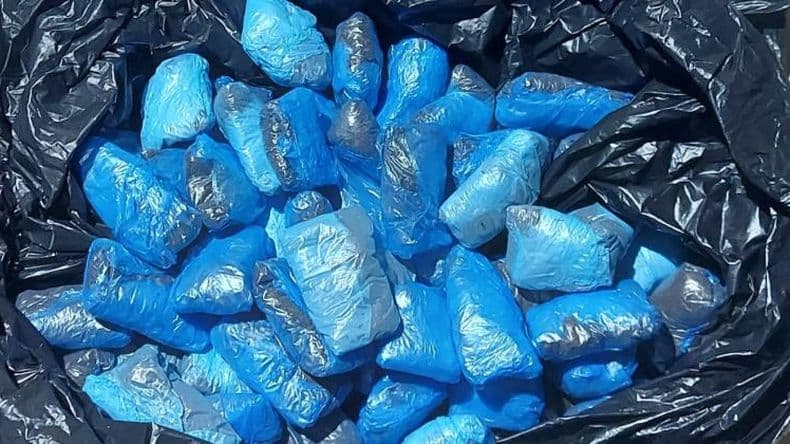En La Violeta detuvieron a tres personas acusadas de integrar una banda de narco menudeo