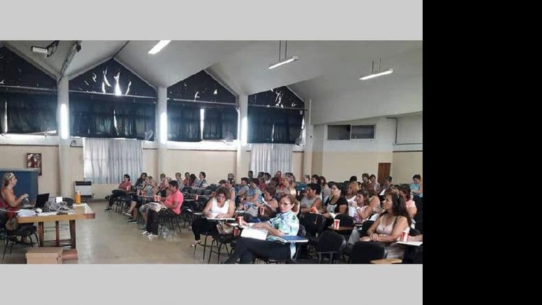 Capacitación de manipulación de alimentos a auxiliares de cocina de escuelas locales