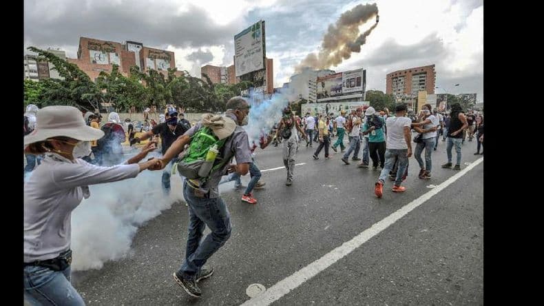 Miles de opositores marcharon en Venezuela entre estallidos de violencia