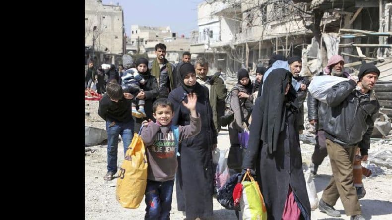 Miles de civiles huyen de dos frentes en Siria
