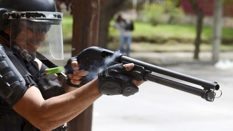 Un joven resultó herido, con bala de escopeta anti tumulto, en medio de una intervención policial