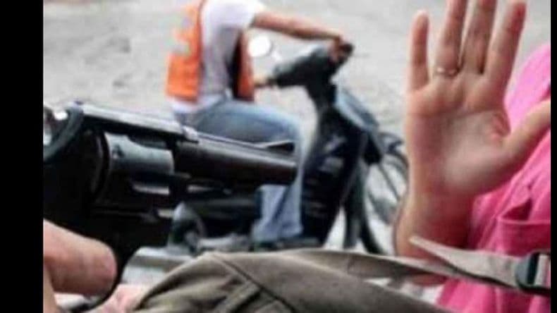 Les robaron la cartera a dos mujeres en la vía pública