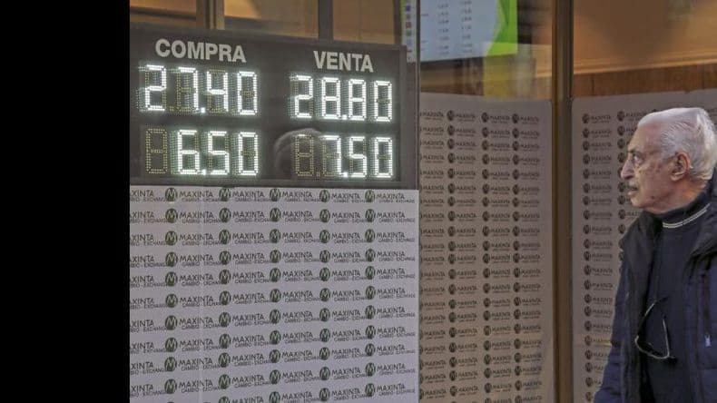 Debutó Caputo en el Central y el dólar bajó