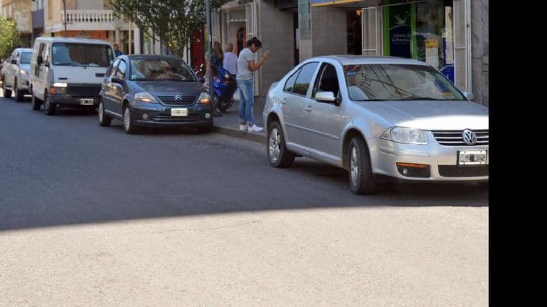Estacionar en doble fila: una práctica común muy peligrosa para el tránsito