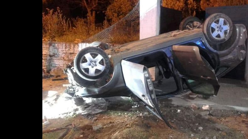Impresionante vuelco de un auto en la avenida Marcelino Ugarte