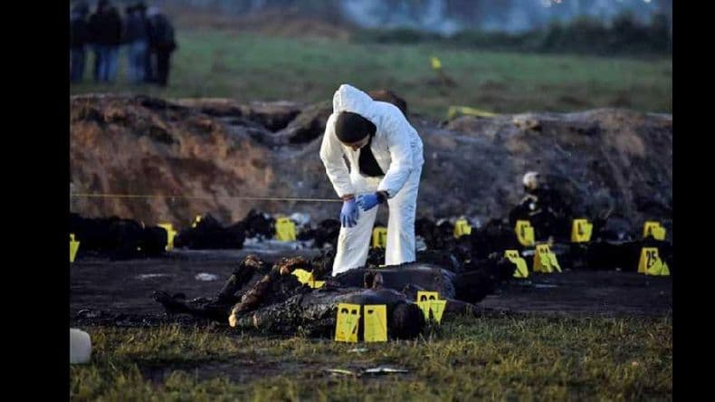 La explosión de un ducto por robo de combustible dejó 66 muertos en México