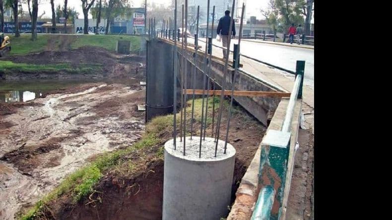 Las columnas laterales en el puente Merced están prácticamente terminadas