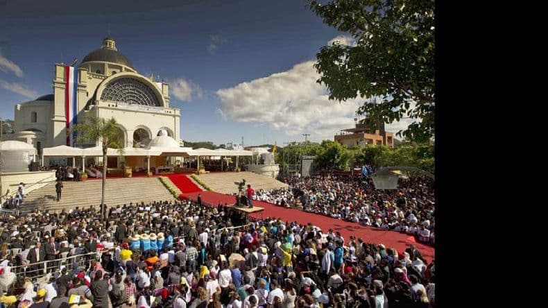 El Papa ofició misa ante un millón de fieles en un santuario de Paraguay