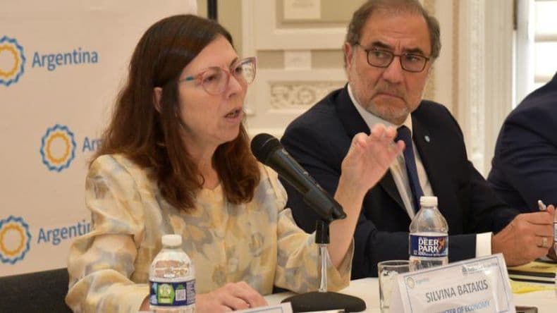 Batakis destacó "el apoyo de los tres pilares de la coalición" a las nuevas medidas