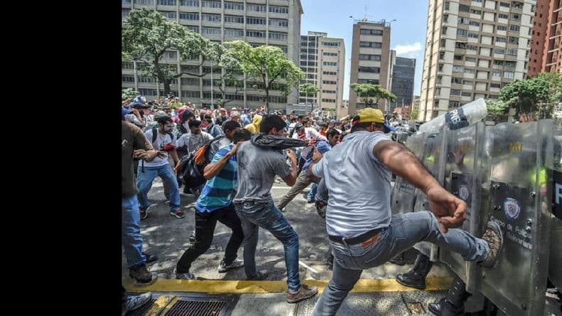 Venezuela cumple un mes de convulsión en las calles