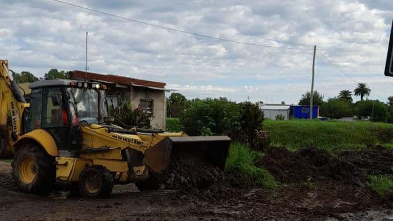 Llevan a cabo la limpieza de los desagües en barrio 9 de Julio