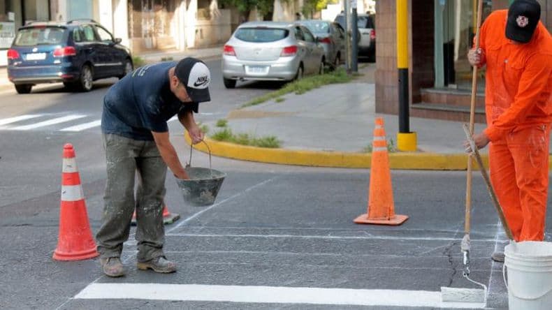 Desarrollan tareas de señalización vial en el centro de la ciudad