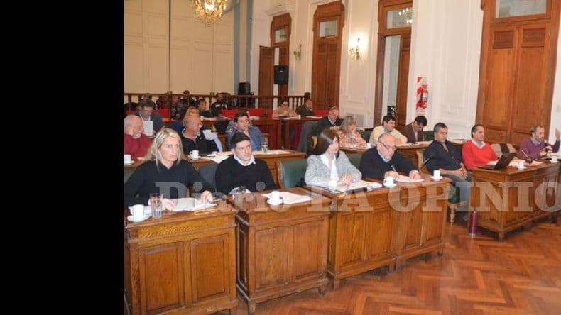 Debates y cuartos intermedios en la séptima sesión del Concejo