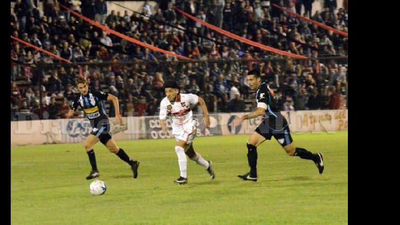 Trascendental triunfo de Douglas que lo deja a un paso de la permanencia