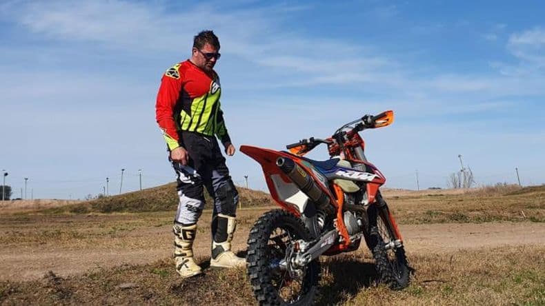 Mientras probaba en la pista de motos, lo chocó otro que venía a contramano