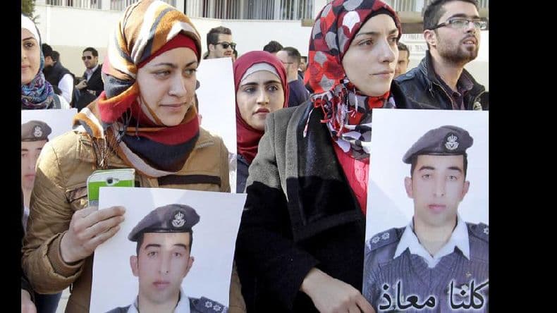 El grupo yihadista EI afirma haber quemado vivo al piloto jordano