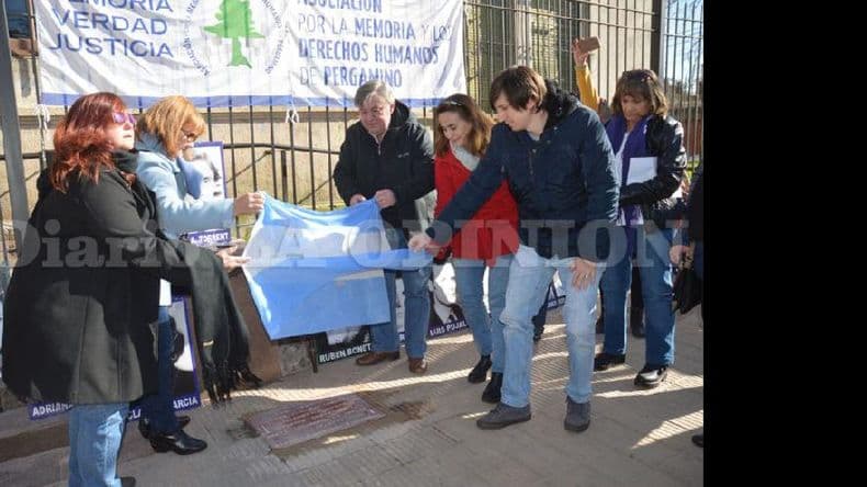 En emotiva ceremonia colocaron una Baldosa por la Memoria de Jorge Torrent