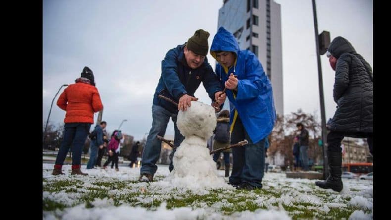 Chile: Santiago se tiñó de blanco por la nevada que dejó un muerto y cortes eléctricos