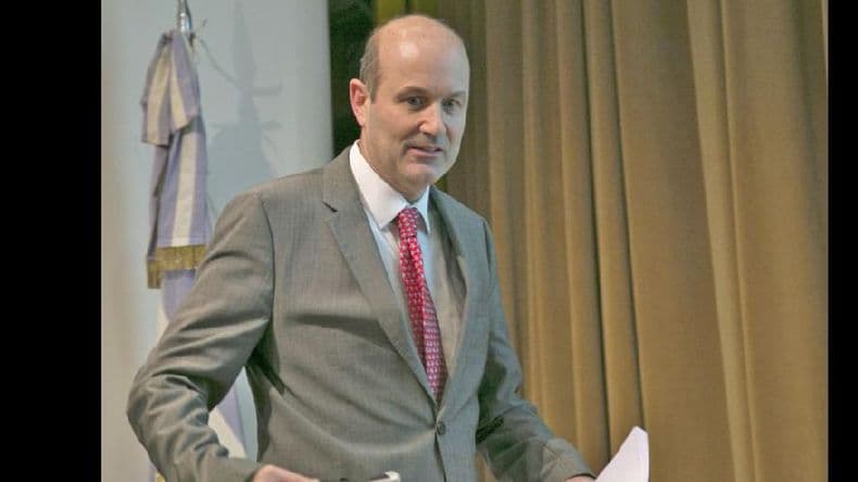 Sturzenegger presentó el informe de política monetaria