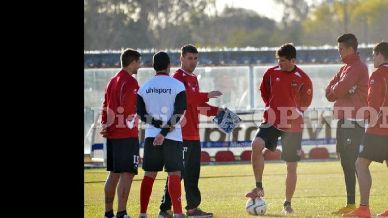 Felipe De la Riva dirigió ayer su primera práctica en Douglas Haig