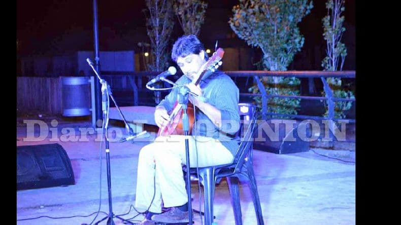 Morales emocionó con el instrumento y sus palabras