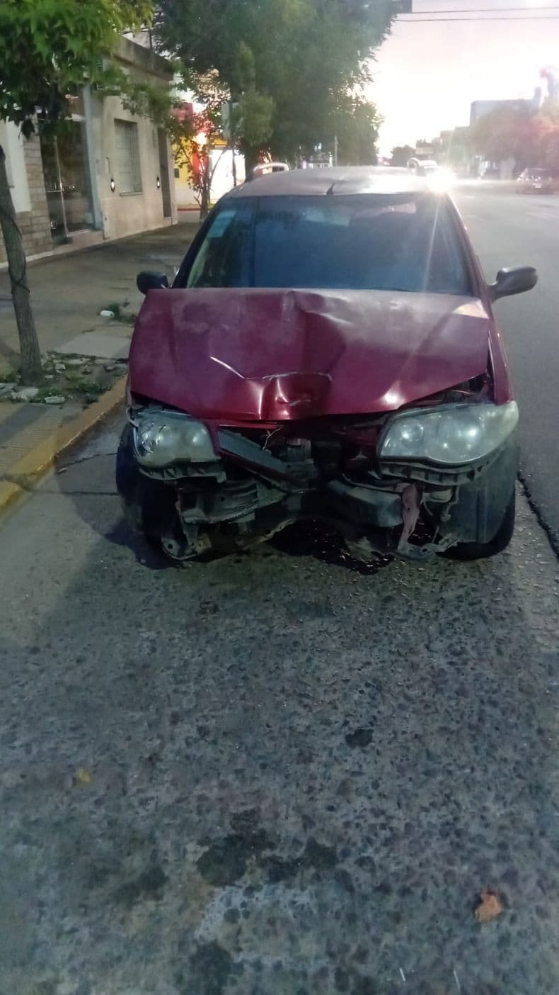 Una mujer chocó en auto contra un poste de tendido telefónico y abandonó la escena dejando una adolescente herida
