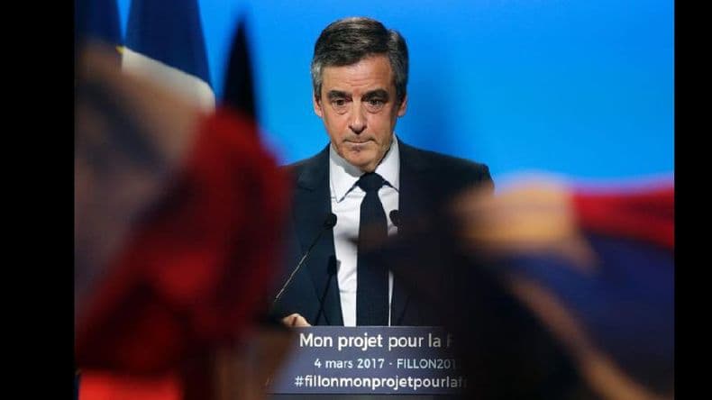 Fillon se aferra en Francia a su candidatura pese a las deserciones masivas
