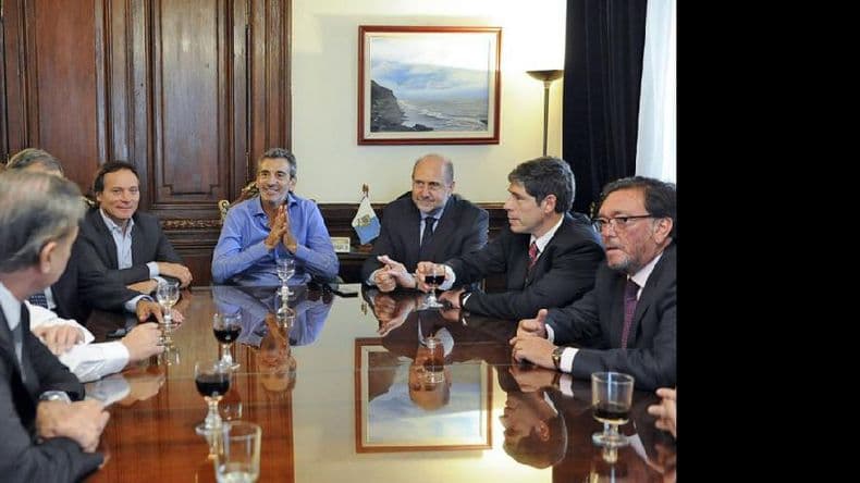 Randazzo reapareció junto a senadores del PJ-FpV y competirá en las primarias