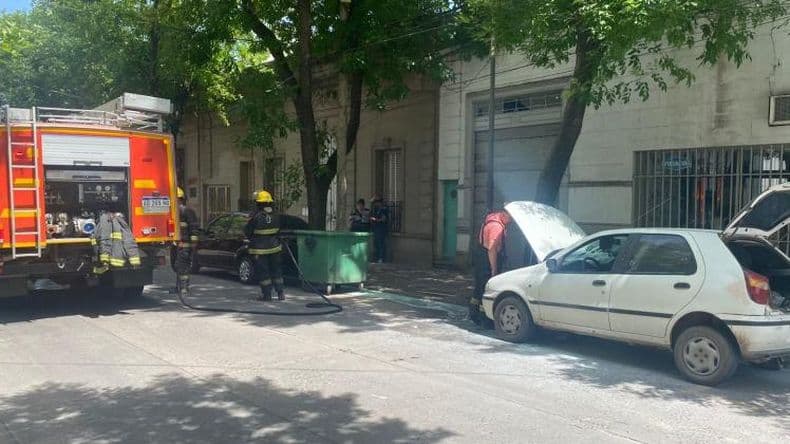 Principio de incendio de un vehículo en el radio céntrico