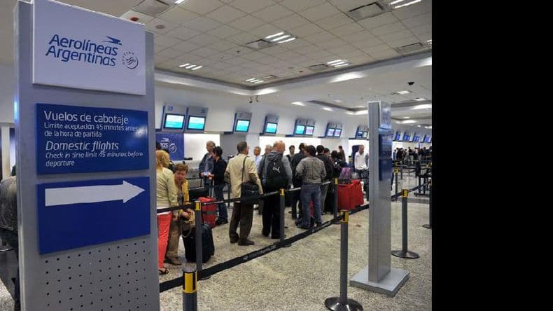 Aerolíneas Argentinas aumenta hasta un 30% el precio de sus pasajes