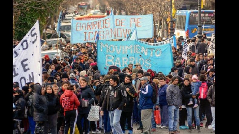 Barrios de Pie marchó desde el obelisco a la Gobernación y lograron acordar un diálogo