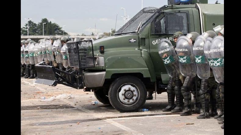 Graves incidentes entre efectivos de Gendarmería y trabajadores de Cresta Roja