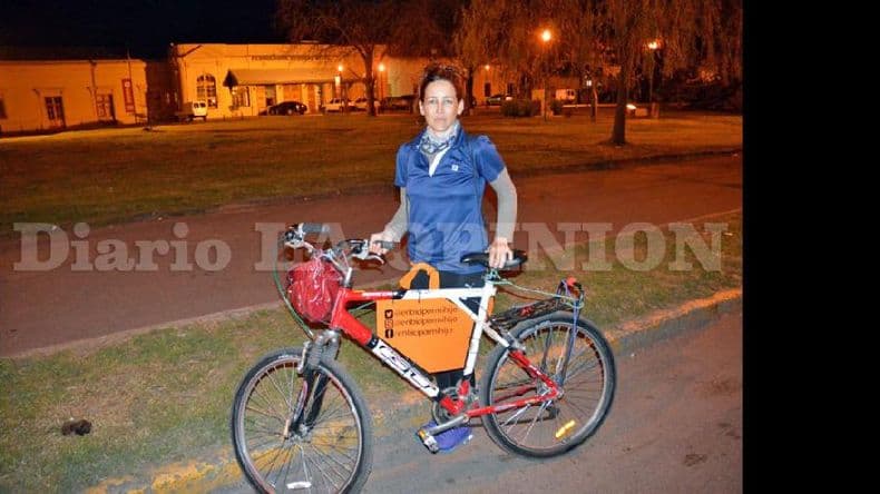 Pasó por Pergamino una mujer que se traslada en bicicleta de Córdoba a Buenos Aires por la tenencia de su hijo