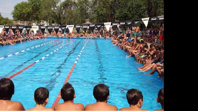 24 Horas de Natación en el campo de deportes del Club Gimnasia y Esgrima