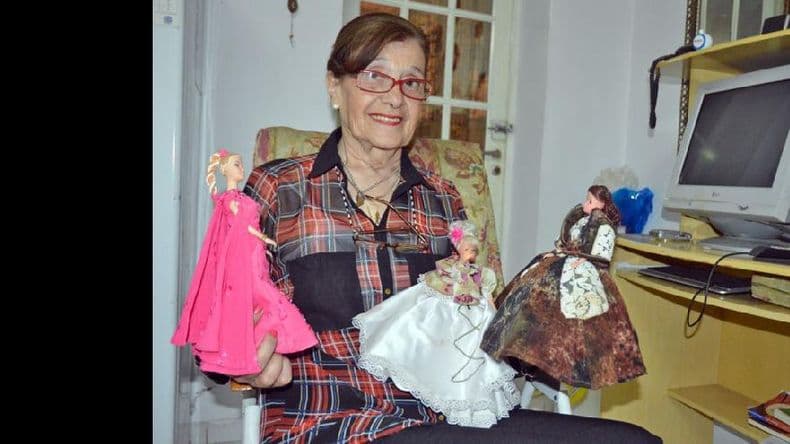 La pasión de Gladys por hacer réplicas en miniatura de vestidos famosos