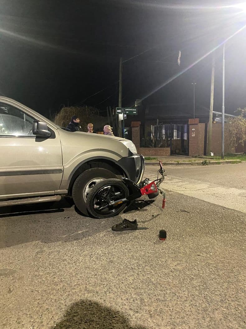 Grave siniestro vial: un motociclista sufrió fracturas al chocar contra un auto