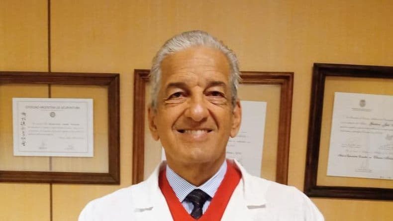 Honra con su hacer diario la dimensión humana y ética de la profesión médica