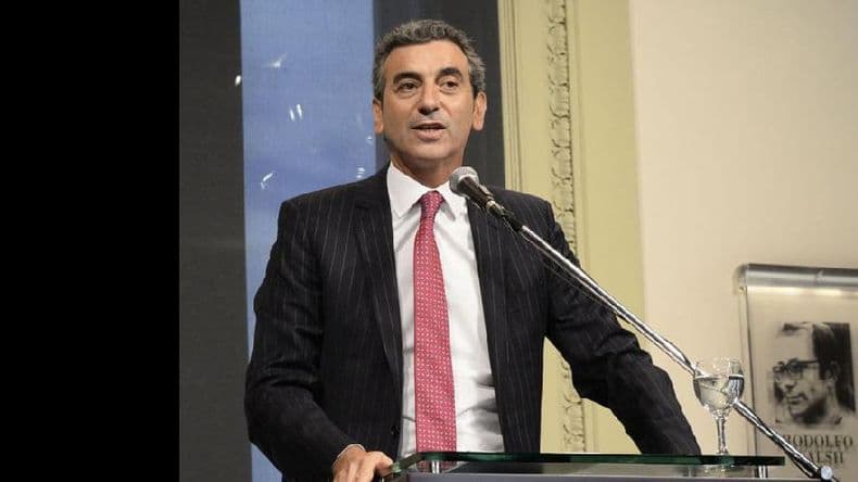 Fondos buitre denunciaron a funcionarios y el Gobierno los cruzó con dureza