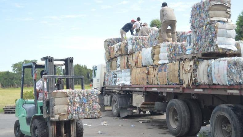 Partió desde el Taller Protegido el camión número 19 cargado con botellas plásticas
