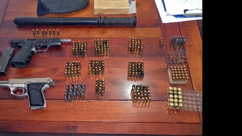 Secuestraron dos pistolas y 300 municiones en la casa de un empleado judicial