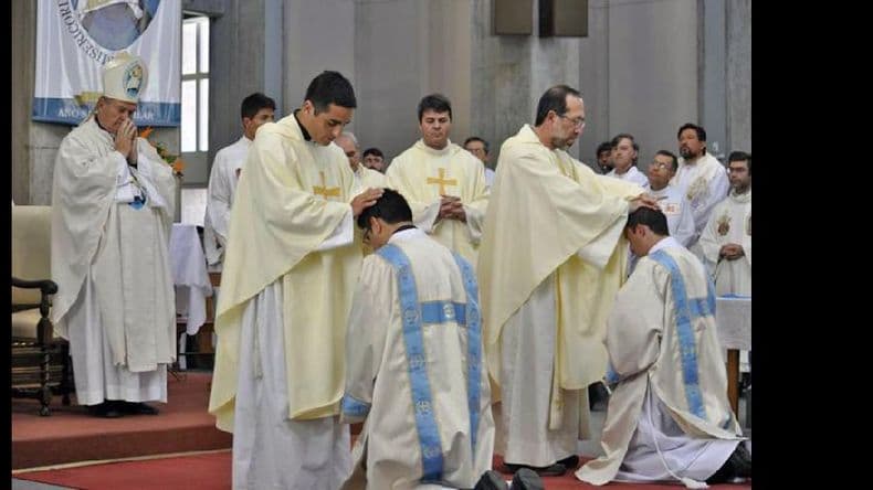 El administrador diocesano Héctor Cardelli ordenó como sacerdotes a Jorge Ugartemendía y Nicolás Albornoz