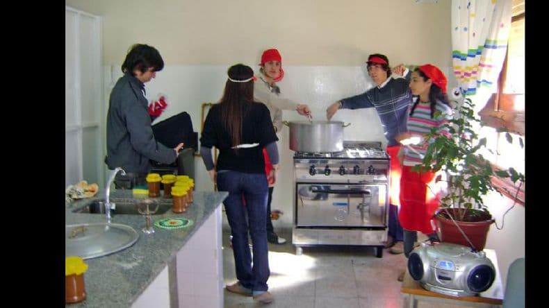 Los alumnos del Instituto El Socorro, unidos en la elaboración de dulces
