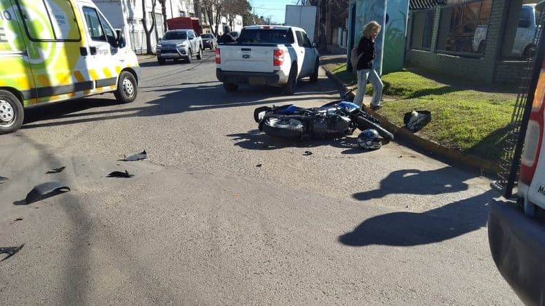 Chocaron una moto y una camioneta y hospitalizaron al conductor del rodado menor