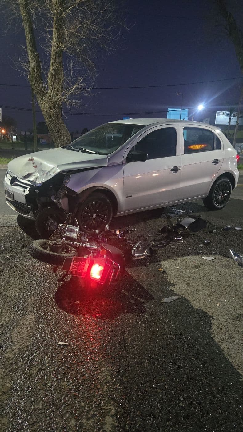 Grave siniestro vial: un motociclista quedó en terapia intensiva tras chocar contra un auto en la ruta