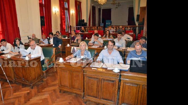 Más de ocho horas de sesión y aprobación del presupuesto 2017