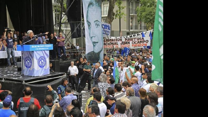 En un multitudinario acto Hugo Moyano le pegó duro a Scioli e hizo un guiño a Macri